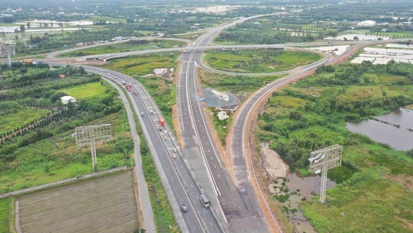 Các phương tiện được phép lưu thông trên tuyến cao tốc Trung Lương - Mỹ Thuận từ 7 giờ 30 phút ngày 30-4 cho đến khi có thông báo mới