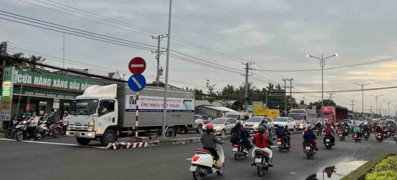 Giao thông tê liệt tại nhiều điểm trên tuyến đường về miền Tây ảnh 1