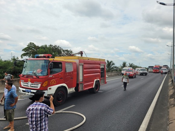 Cháy xe tải chở nhớt gây kẹt xe nghiêm trọng trên cao tốc Trung Lương – Mỹ Thuận ảnh 2