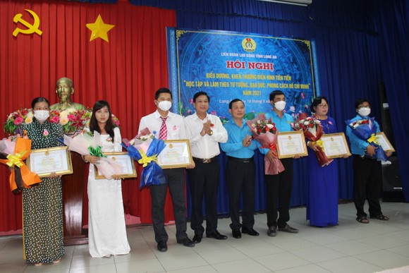 Long An tuyên dương người lao động điển hình học tập và làm theo gương Bác ảnh 1