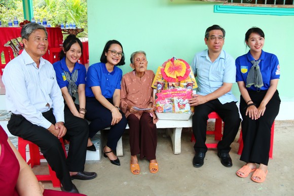 Trưởng Ban Tổ chức Thành ủy TPHCM dự lễ kết nạp đảng viên của chiến sĩ tình nguyện ảnh 4