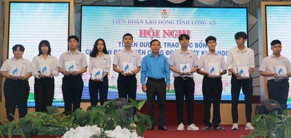 Long An trao học bổng cho con đoàn viên công đoàn vượt khó, học giỏi ảnh 2