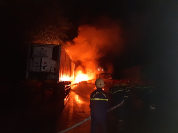 Điều tra nguyên nhân vụ cháy 3 xe container ở Tiền Giang