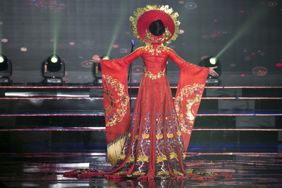 Hoa hậu Hòa bình thế giới 2017: Lộng lẫy vũ điệu trang phục dân tộc ảnh 2