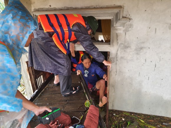 Quảng Bình: Giải cứu 20 người trong xe khách bị lũ cuốn trôi, 100.000 ngôi nhà ngập sâu ảnh 10