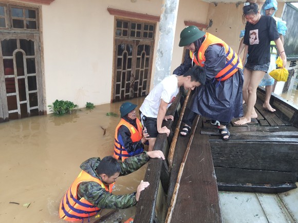 Quảng Bình: Giải cứu 20 người trong xe khách bị lũ cuốn trôi, 100.000 ngôi nhà ngập sâu ảnh 8
