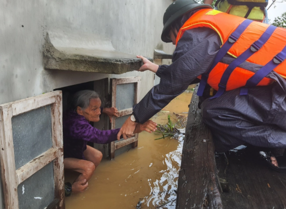 Quảng Bình: Giải cứu 20 người trong xe khách bị lũ cuốn trôi, 100.000 ngôi nhà ngập sâu ảnh 5