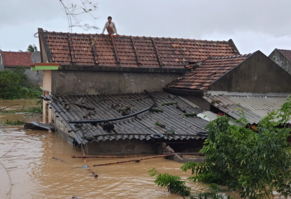 Quảng Bình: Giải cứu 20 người trong xe khách bị lũ cuốn trôi, 100.000 ngôi nhà ngập sâu ảnh 4