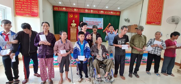 Tặng quà những gia đình khó khăn tại Quảng Bình và Quảng Trị ảnh 2