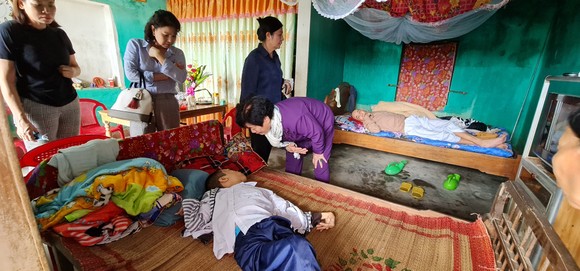 Tặng quà những gia đình khó khăn tại Quảng Bình và Quảng Trị ảnh 1