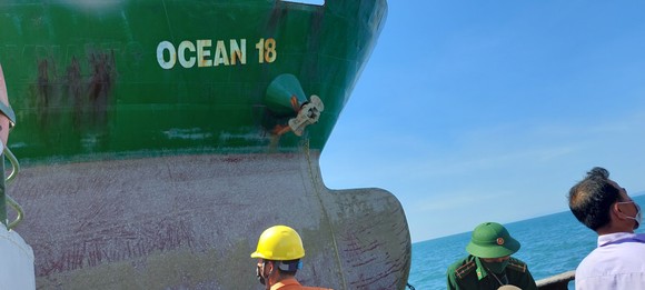 Tiếp nhận 3 thuyền viên bị chìm tàu sau va chạm với tàu hàng OCEAN 18 ảnh 2