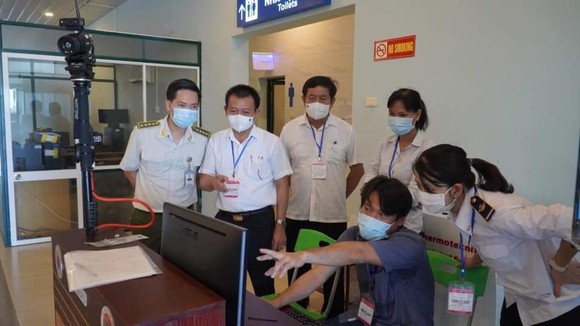 CDC Quảng Bình lắp đặt hệ thống máy đo thân nhiệt tại cảng hàng không Đồng Hới
