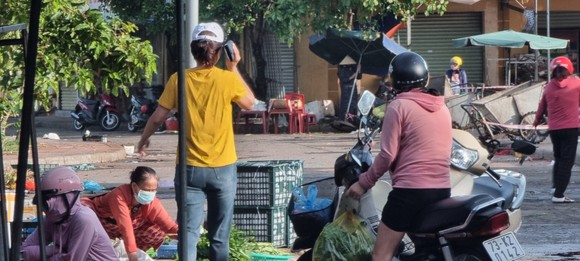 Bí thư Tỉnh ủy Quảng Bình yêu cầu phường giải trình việc người dân đi chợ ở nơi có ổ dịch Covid-19 ảnh 2