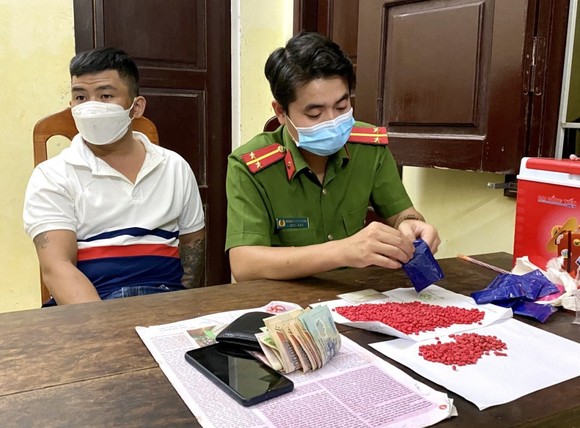 Quảng Bình: Bắt 3 đối tượng tàng trữ hơn 11.000 viên ma túy tổng hợp ảnh 3