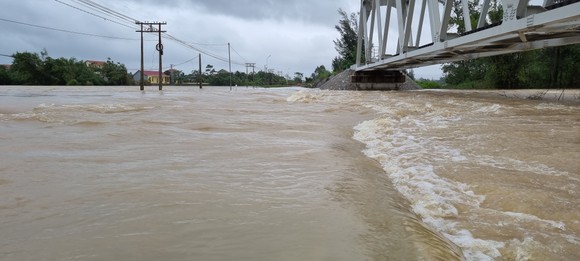 Một số tỉnh miền Trung bị sạt lở, ngập cục bộ, chia cắt giao thông do mưa lớn ảnh 19