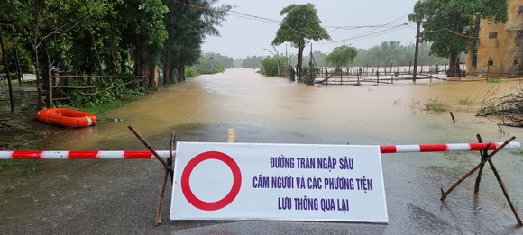 Một số tỉnh miền Trung bị sạt lở, ngập cục bộ, chia cắt giao thông do mưa lớn ảnh 18
