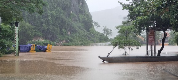 Một số tỉnh miền Trung bị sạt lở, ngập cục bộ, chia cắt giao thông do mưa lớn ảnh 21