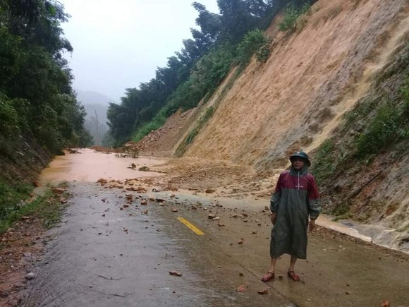 Quảng Bình: Lũ lên mức báo động III, hàng ngàn ngôi nhà bị ngập lụt ảnh 3