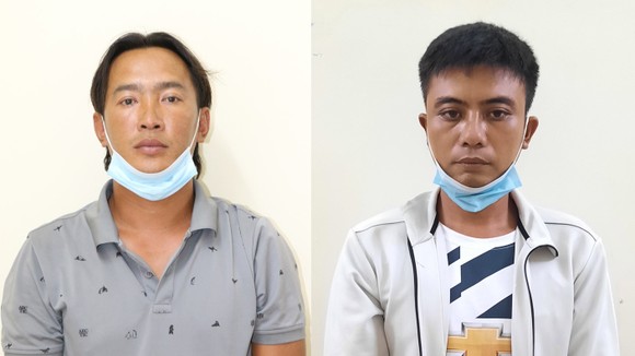 Hai đối tượng Phan Sinh Thành (bên trái) và Ngô Mạnh Linh tại cơ quan điều tra