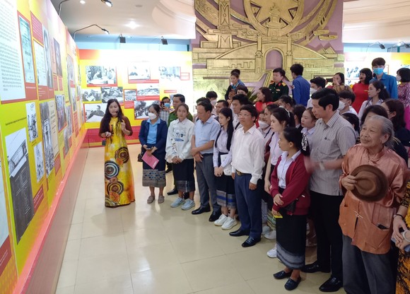 Khai mạc triển lãm sách, ảnh với chủ đề '65 năm Quảng Bình làm theo lời Bác Hồ dạy' ảnh 1