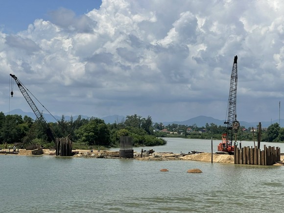 Quảng Bình: Sông Dinh bị lấp để thi công cầu ảnh 1