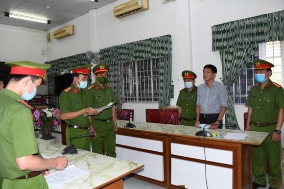 Bắt tạm giam Phó Giám đốc Sở Y tế tỉnh Trà Vinh cùng nhiều thuộc cấp liên quan đến Công ty Việt Á ảnh 1