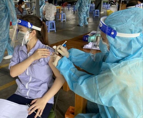 為工業區工人接種疫苗。
