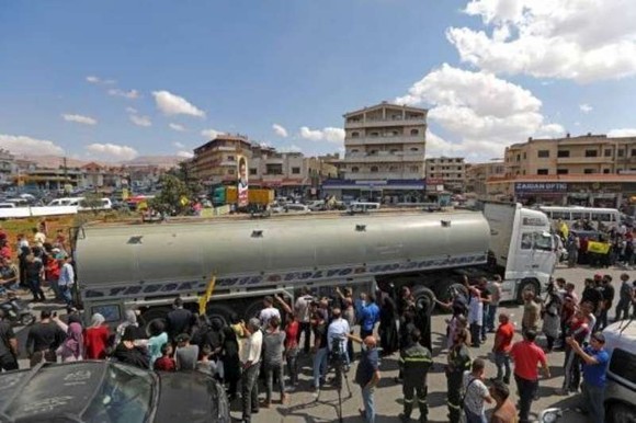 2021年9月16日，黎巴嫩貝卡地區的民眾歡迎裝有伊朗燃油的油罐車隊。（新華社發，比拉爾·賈維希攝）