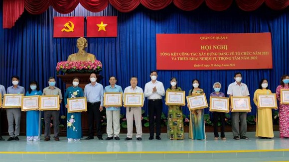 市委副書記阮胡海向出色完成任務幹部、黨員頒發獎狀。