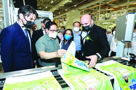 范明政總理參觀加工廠生產線。