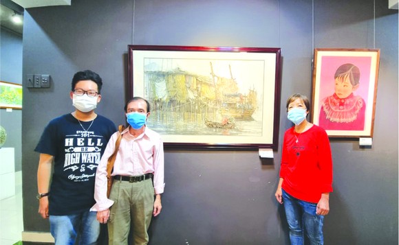 右起：馮錦萍、盧建機、張家俊畫家參觀美術展。