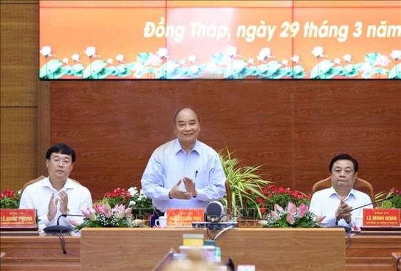 國家主席阮春福與同塔省領導舉行會議。