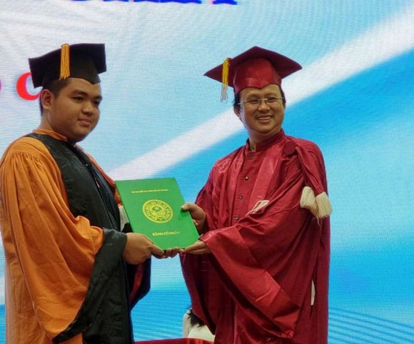 東方學系主任胡明光向畢業生 頒發畢業證書。