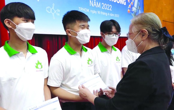 阮文享基金管委會主席張氏春柳醫生向學生頒發獎學金。