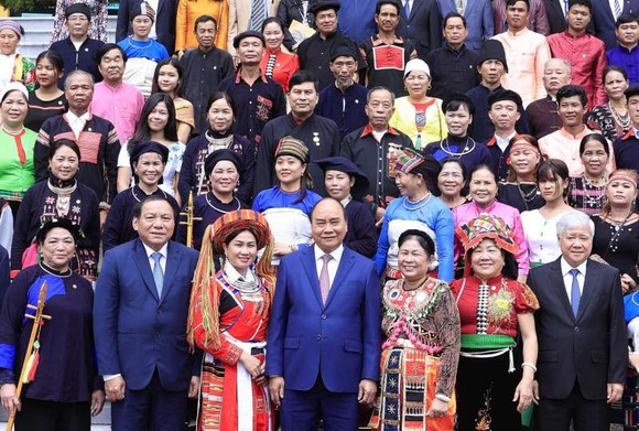 國家主席阮春福與各少數民族同胞模範代表合影。