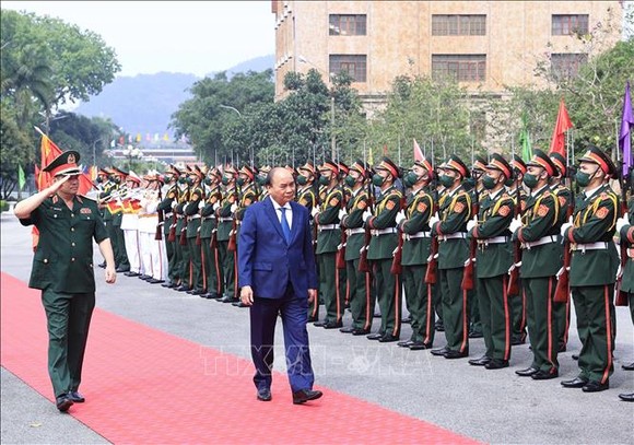 國家主席阮春福檢閱儀仗隊。