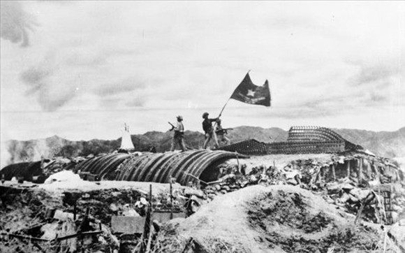 越南軍隊的“決戰決勝”旗幟在卡斯特里斯隧道上飄揚。奠邊府戰役已全勝。
