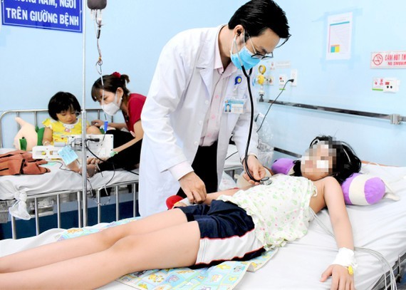 市第一兒童醫院的阮明俊博士-醫生正在檢查 黎玉如瓊病童的病情。