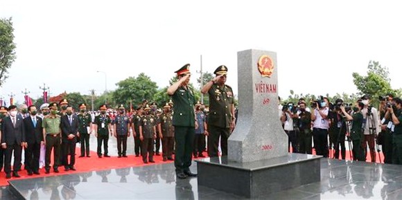 越柬兩國國防部長向69號界碑致敬。