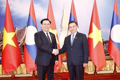 越南國會主席王廷惠與老撾國會主席賽宋蓬·豐威（圖片來源：越通社）