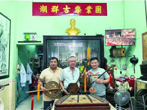 陳漢瑜主席（中）與林　財副主席（左）代表潮群古樂業團向“西堤 華人文化陳列室”捐贈老樂器。