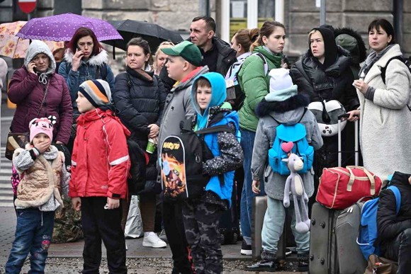 在波蘭普熱梅斯爾火車站的烏克蘭難民。（Jeff J Mitchell/Getty Images）