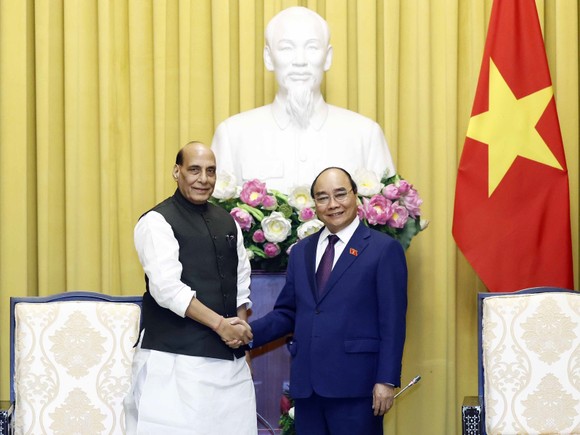 國家主席阮春福接見印度國防部長。