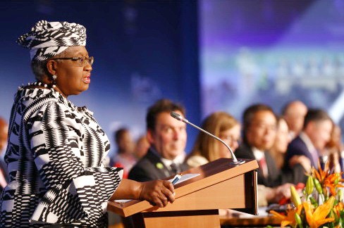 世貿組織總幹事伊維拉（前）在第十二屆部長級會議開幕式上致辭。