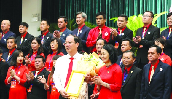 市委副書記阮胡海榮任榮譽主席職位。