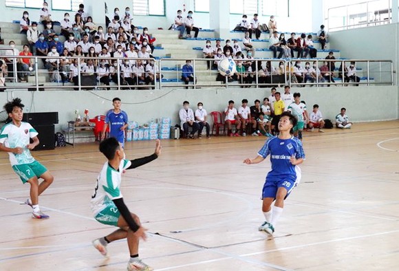 越南和柬埔寨大學生參加室內５人制足球友誼賽。