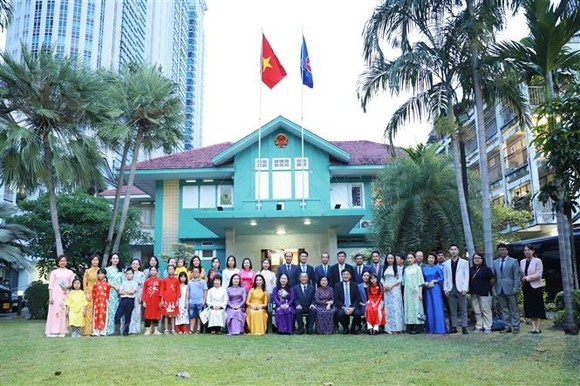 國家副主席武氏映春與越南駐泰國大使館幹部、職員留影。
