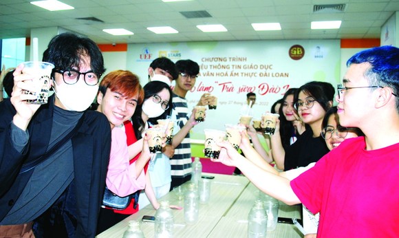 大學生親自調製的台灣珍珠奶茶已“出爐”，大家都很是開心。