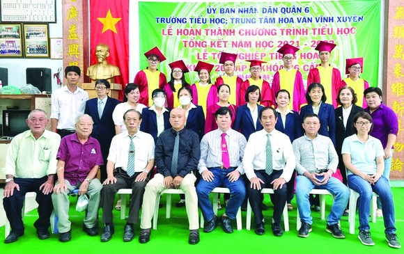 潁川董事會、校委、老師與畢業生合照。