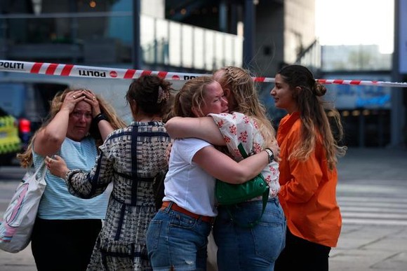 人們聚集在丹麥哥本哈根發生槍擊事件的菲爾茲購物中心外。
